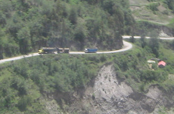 Zwei Lastwagen kriechen am Hang
                                  hinauf, Nahaufnahme