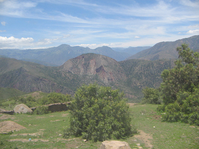 Andenketten-Panorama mit einem
                        kugelartigen, roten Berg