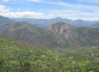 Serpentinen und Andenketten mit einem
                        kugelartigen, roten Berg