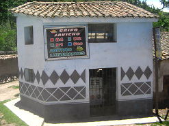 Chumbes, Haus mit Tankstellenwerbung