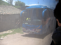 Chumbes, entgegenkommender Bus