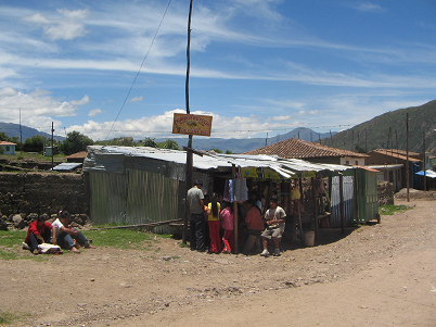 Chumbes, Gesch�ftszeile mit
                                  Wellblechd�chern