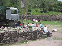 Chumbes, Rast an der Steinmauer