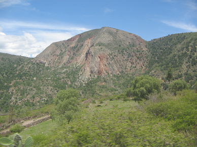 Felder, B�ume und der rote Berg