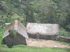 Hof
                        zwischen dem Huamina-Pass und Ocros