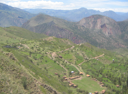 Sicht auf Chumbes und Andenketten und einen
                        kugelartigen, roten Berg (01)