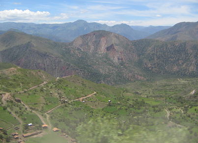 Sicht auf Chumbes und Andenketten mit einem
                        kugelartigen, roten Berg (02)