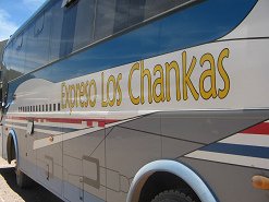 Seitliche Aufnahme des Reisebusses der
                        Busfirma "Expreso Los Chankas"
