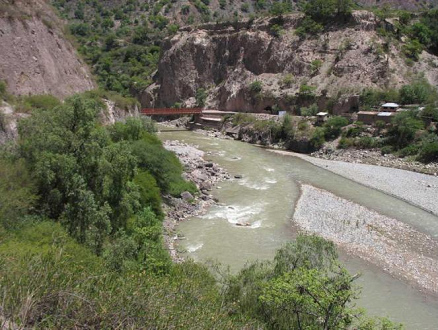 Die Pampas-Br�cke zwischen
                                  Chumbes und Chincheros �ber den Rio
                                  Pampas, auf 1950 m �.M. [3]