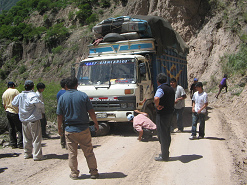 Lastwagen mit Lenkungspanne (03)