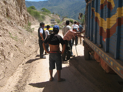 Lastwagen mit Lenkungspanne (04)