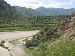 Sicht auf
            den Pampas-Fluss (Rio Pampas) mit Panorama und Sicht auf den
            Strassenverlauf (02)