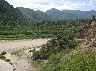 Sicht auf den Pampas-Fluss (Rio Pampas)
                        (02) mit Panorama und Sicht auf den
                        Strassenverlauf