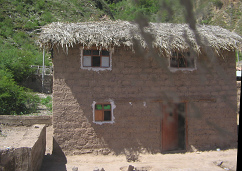 Callebamba, Nahaufnahme eines
                        Lehmziegelhauses