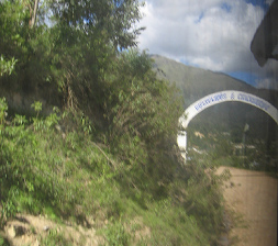 Chincheros, Willkommenstor
                        "Bienvenidos a Chincheros"