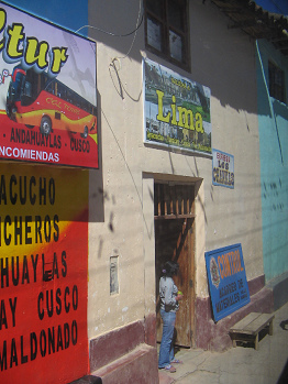 Chincheros, die Busstation, 15:01 Uhr