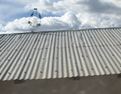 Challhuani, Dach mit Mobile