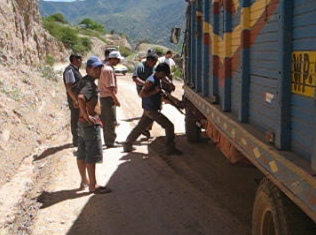 Lastwagen mit
                        Lenkungspanne und Stangenkraft und Fusstritte
                        gegen das Rad