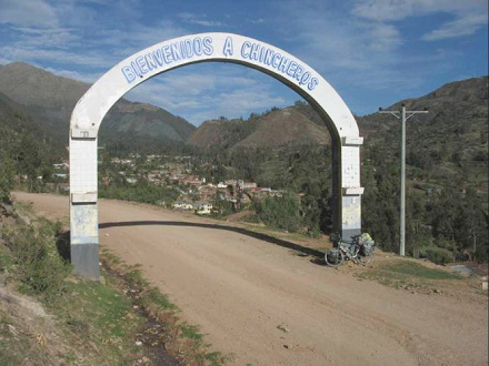 Chincheros,
                        Willkommensbogen "Bienvenidos a
                        Chincheros", mit Chincheros im Hintergrund
                        [2]