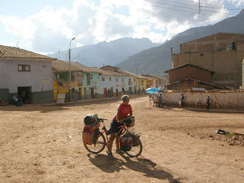 Uripa, H�userzeile
                        mit Feldwegen