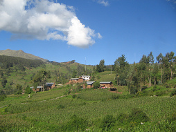 Weiler mit Wolkenbild zwischen Uripa und
                        Soraccocha-Pass