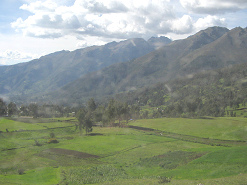 Weites Tal mit Andenkette