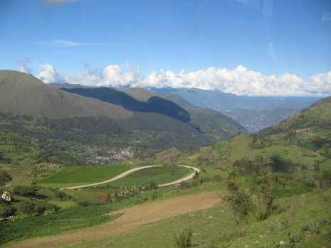 Sicht ins Tal auf eine Serpentine in
                            Richtung Talavera und weiter unten ein Dorf