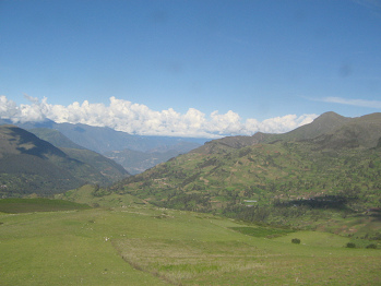 H�gel mit Feldern, B�umen und
                                    Panorama