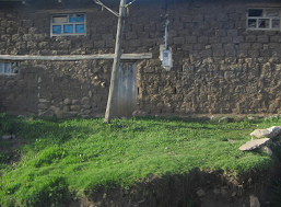 Fenster mit Holz und Plastik
                                    statt Fensterscheiben