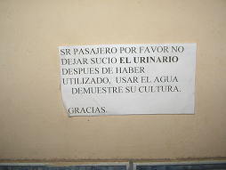Andahuaylas, Busbahnhof (Terminal
                        terrestre) 04, Toilettenanweisung (WC-Anweisung)
                        zum Urinieren fr dumme Peruaner, die nicht
                        urinieren knnen
