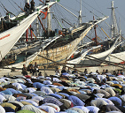 Der Islam (hier
                                      betende Muslime in Beugehaltung
                                      [34]) verweigerte die Kartoffel
                                      ebenfalls...