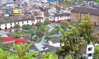 Andahuaylas, der Zentralplatz
                                  ("Plaza de Armas") in seiner
                                  kolonialen Viereck-Quadriertheit