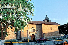 Andahuaylas, Hauptkirche am
                                Zentralplatz ("Plaza de
                                Armas")