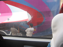 Taller de reparaciones de Antezana (05), el
                        bagaje es trasbordado