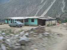 Casa en color turquesa en la calle