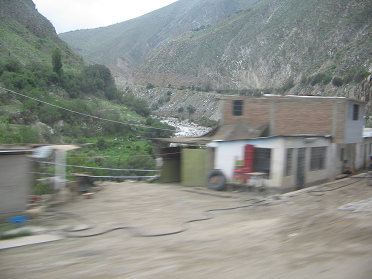 Casa blanca en la calle y vista al
                        transcurso de la pista y con vista al R�o Pisco