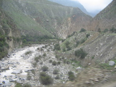Vista al valle estrecho con el Ro Pisco