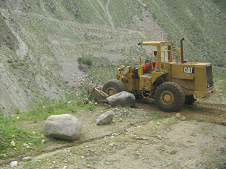 Excavadora al borde de la carretera
                        "Los Libertadores"