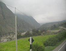 Sicht ins Huaytar-Tal mit Huaytar-Fluss
                        und Strassenverlauf