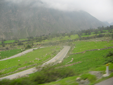 "V�a Los Libertadores", vista a
                        una serpentina y al transcurso de la carretera
                        antes de Huaytar�