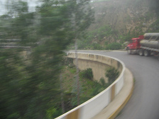 Cami�n con tubos grandes determinando la
                        velocidad (02)