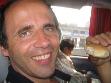 Michael Palomino, Portrait mit Br�tchen im
                        Bus von Antezana