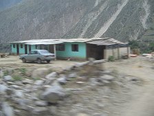 Haus in T�rkis am Strassenrand