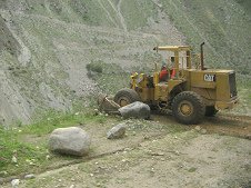 Bagger am Strassenrand der "Strasse
                        der Befreier" (Via Los Libertadores)
