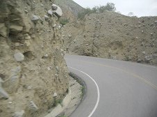 Serpentinen mit senkrechter, unbefestigter
                        Strassenb�schung (01)