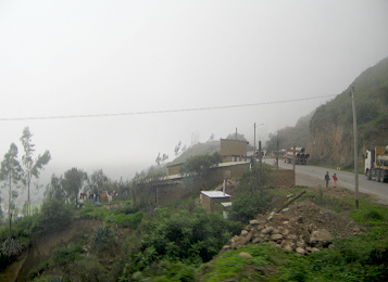 Lastwagen mit R�hren bestimmen das Tempo
                        (01)