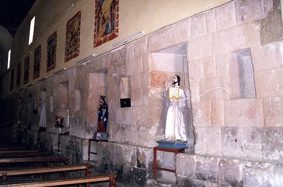 Die Kirchenheiligen
                        wurden in die Eing�nge des Inka-Tempels
                        gestellt, die heute nur noch Nischen sind