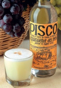Botella de pisco peruana con la
                                    etiqueta "Pisco - aguardiente
                                    del Per�" con un trago de pisco
                                    sour a lado