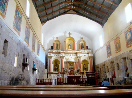 Huaytar�, altar de la iglesia con muros
                        incaicos [12]