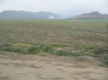 Panamericana Norte, llanura de
                        Barranca-Paramonga, campo con cerros del
                        desierto e incineracin de basuras (02)